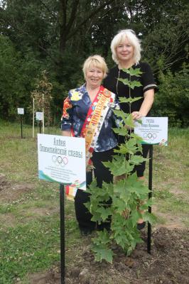 Клара Гусева посадила своё дерево на аллее Олимпийской славы